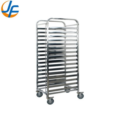 Trolley stainless steel berukuran berbeda untuk digunakan di restoran atau hotel