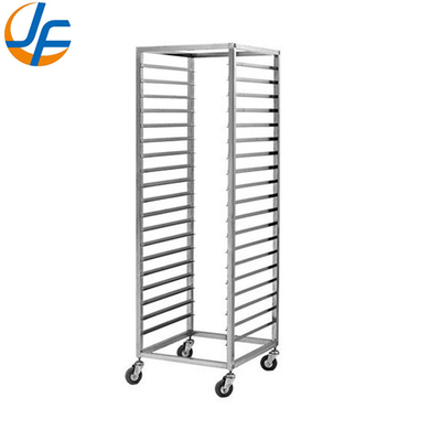 Trolley stainless steel berukuran berbeda untuk digunakan di restoran atau hotel